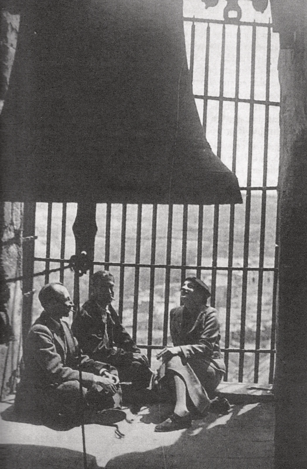 Figura 35. Luis Buñuel y sus acompañantes en el campanario