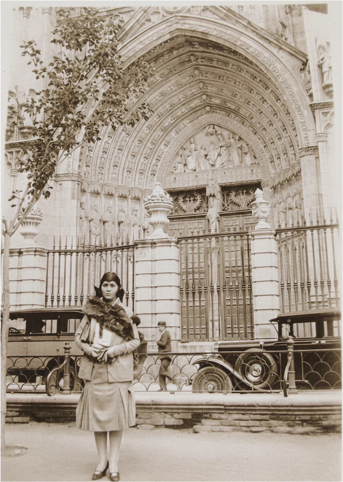 Figura 41. Visitante ante la catedral en 1930